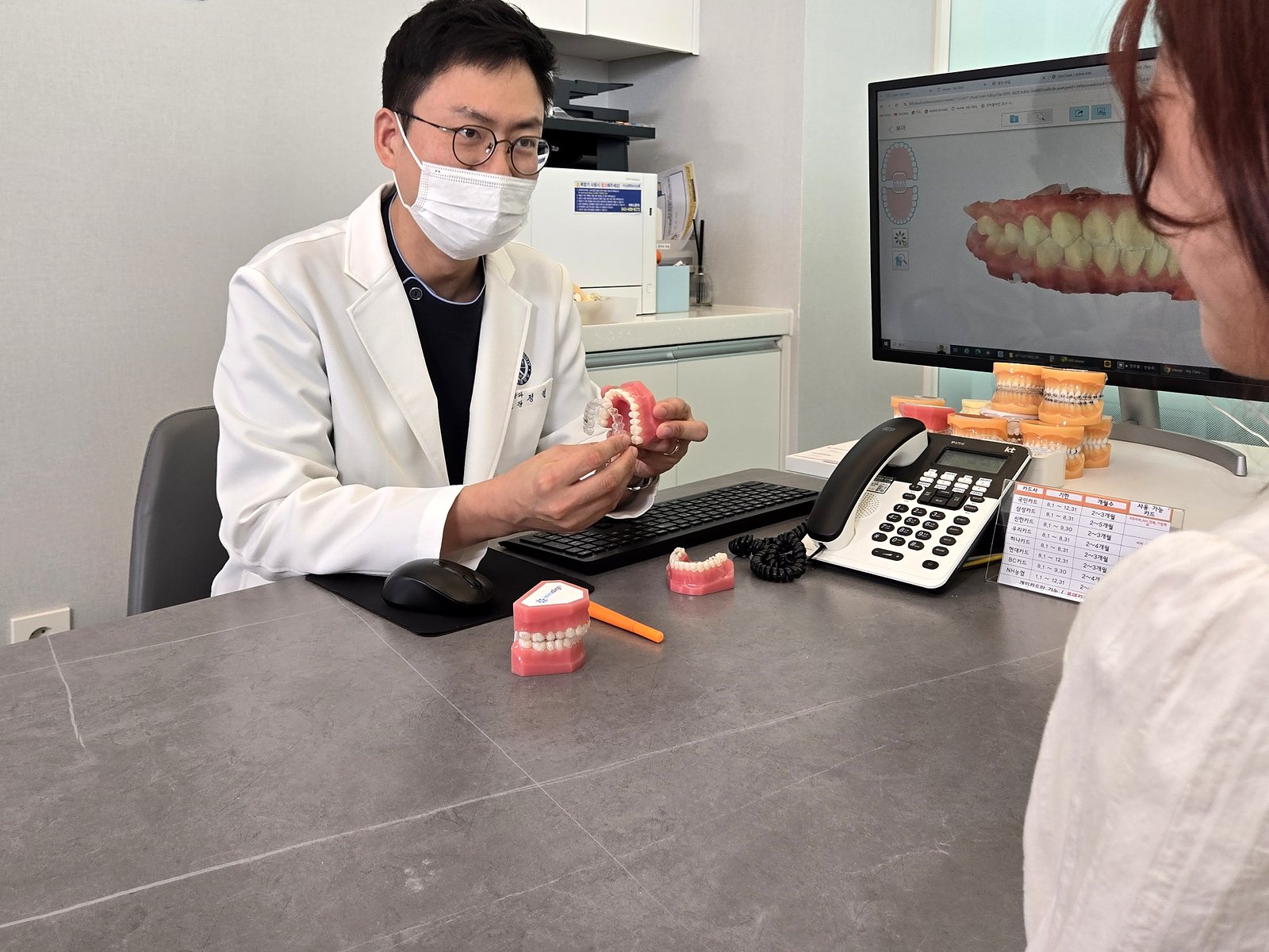 검사 자료와 모형을 함께 보며 상담하는 장면 · 본원